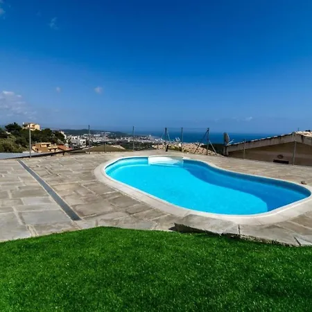Spacious And Bright Three-storey House In Sitges *