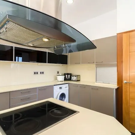 Chalet Spacious And Bright Three-storey House In Sitges
